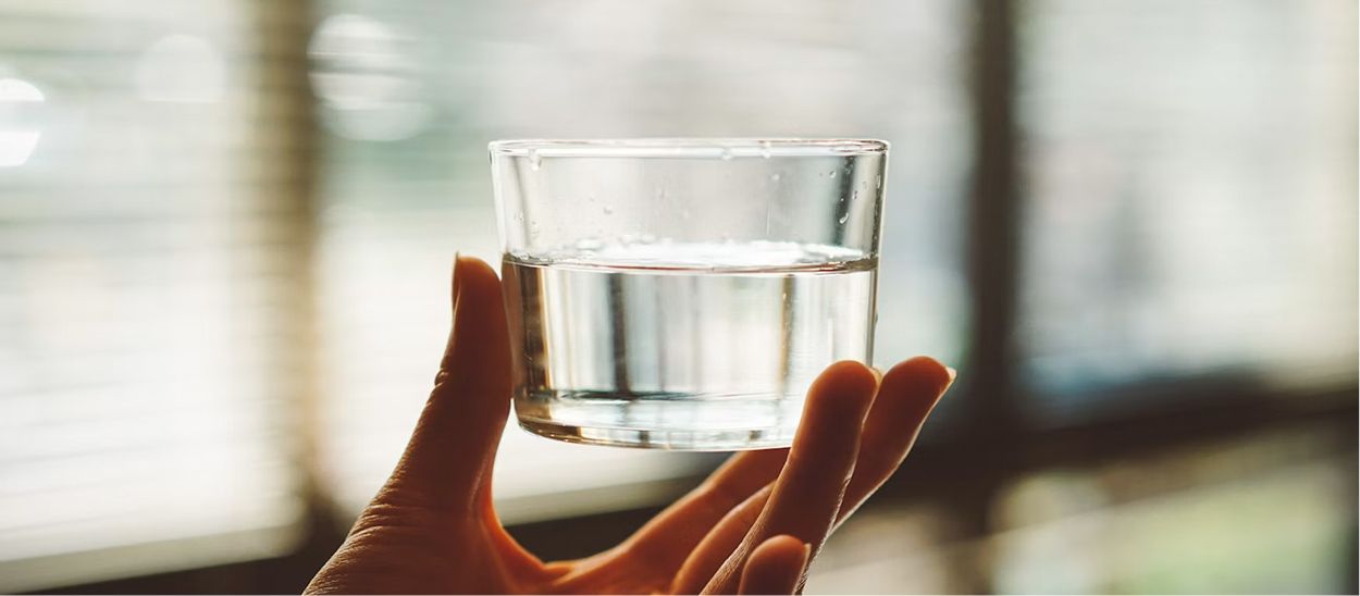 Boire de l'eau avant de dormir : l'hydratation nocturne par forte chaleur - Kipli