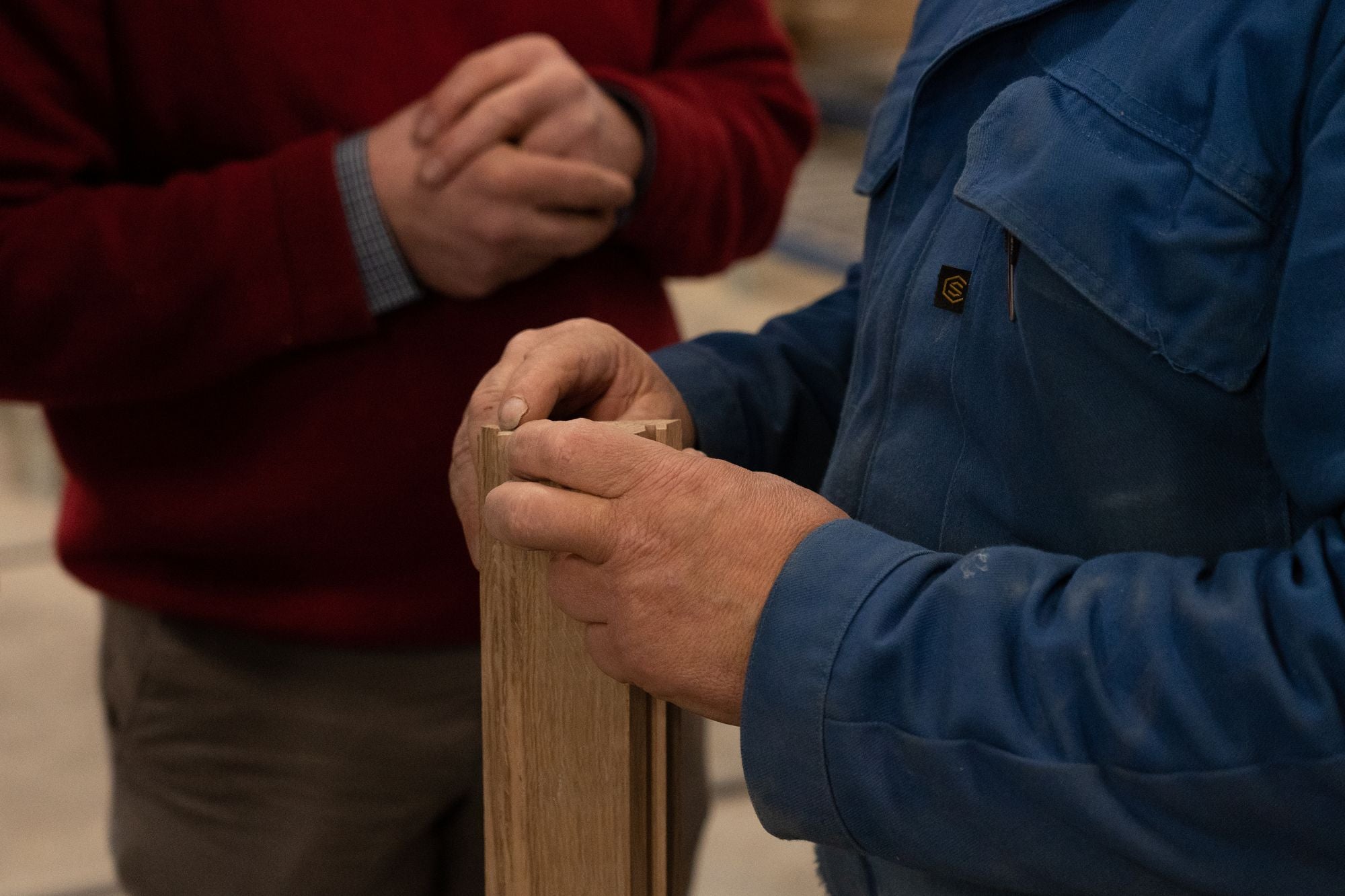 Artigiano nel suo laboratorio mentre lavora un pezzo di legno massello, a testimonianza della maestria artigianale e della produzione responsabile dei mobili Kipli.