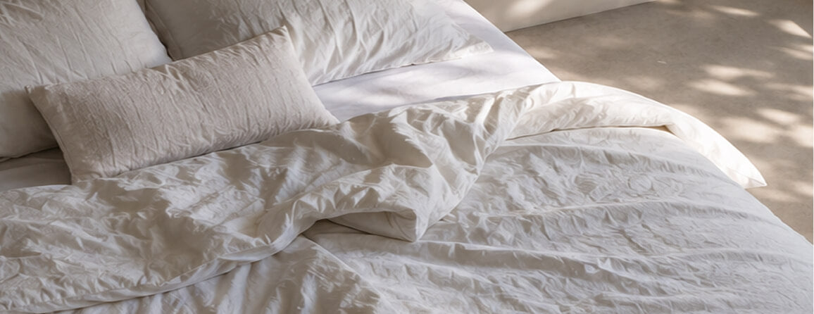 Vous avez trop chaud la nuit ? On vous explique pourquoi et comment combattre les chaleurs nocturnes pour un sommeil apaisé