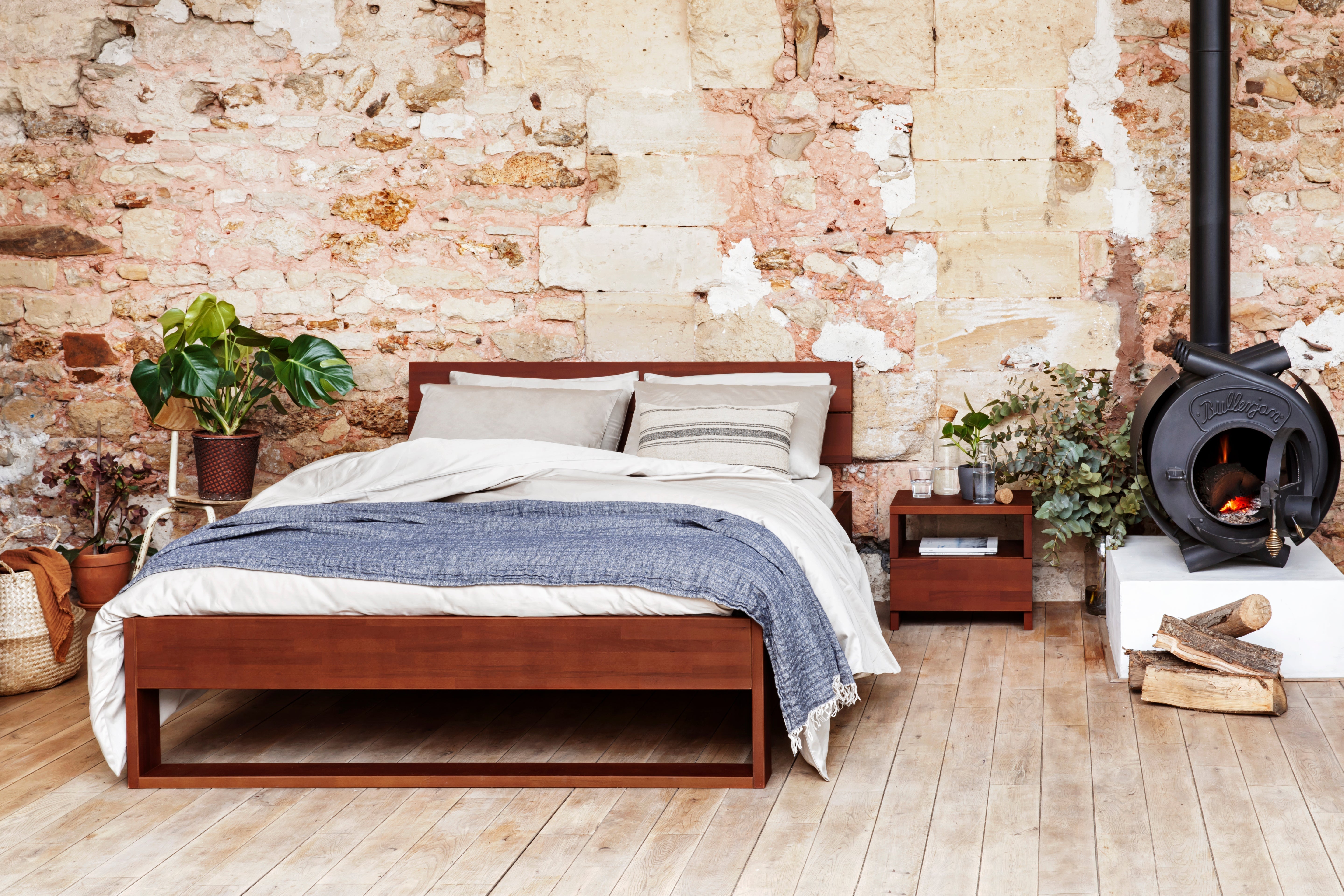 ¿Cómo orientar la cama para dormir mejor?