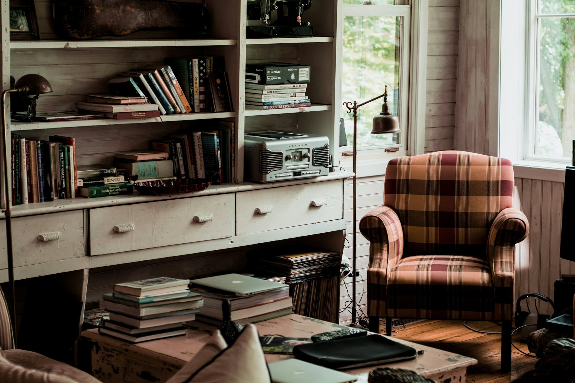 Scegliere la libreria in base allo stile d'arredo del salotto.