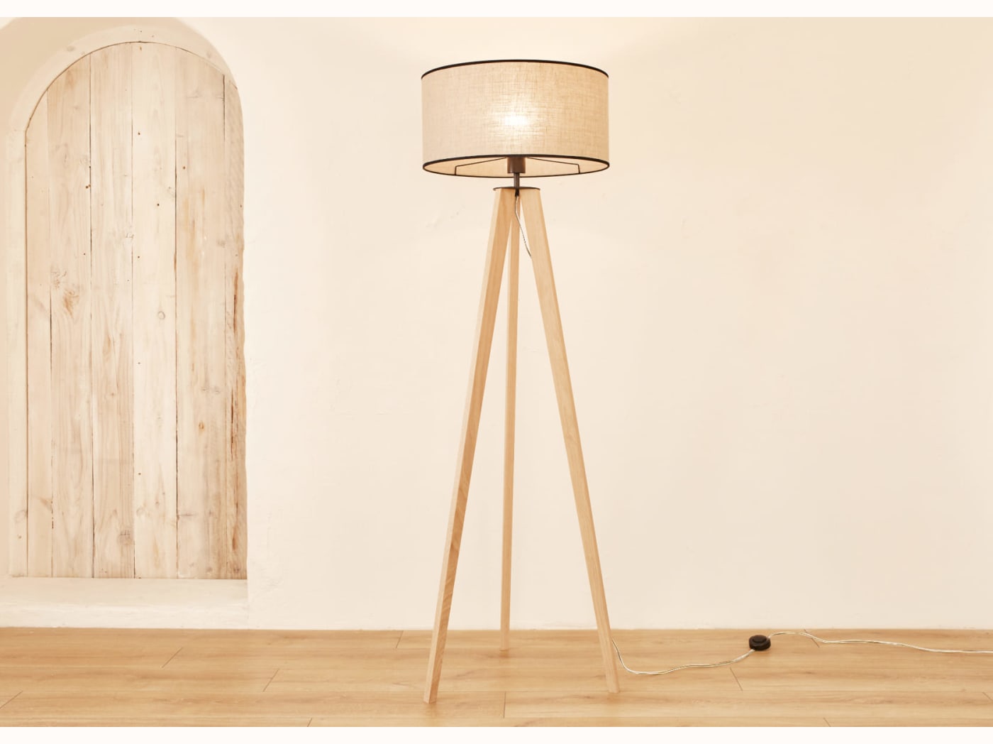 Lampada da terra a treppiede in legno NYA