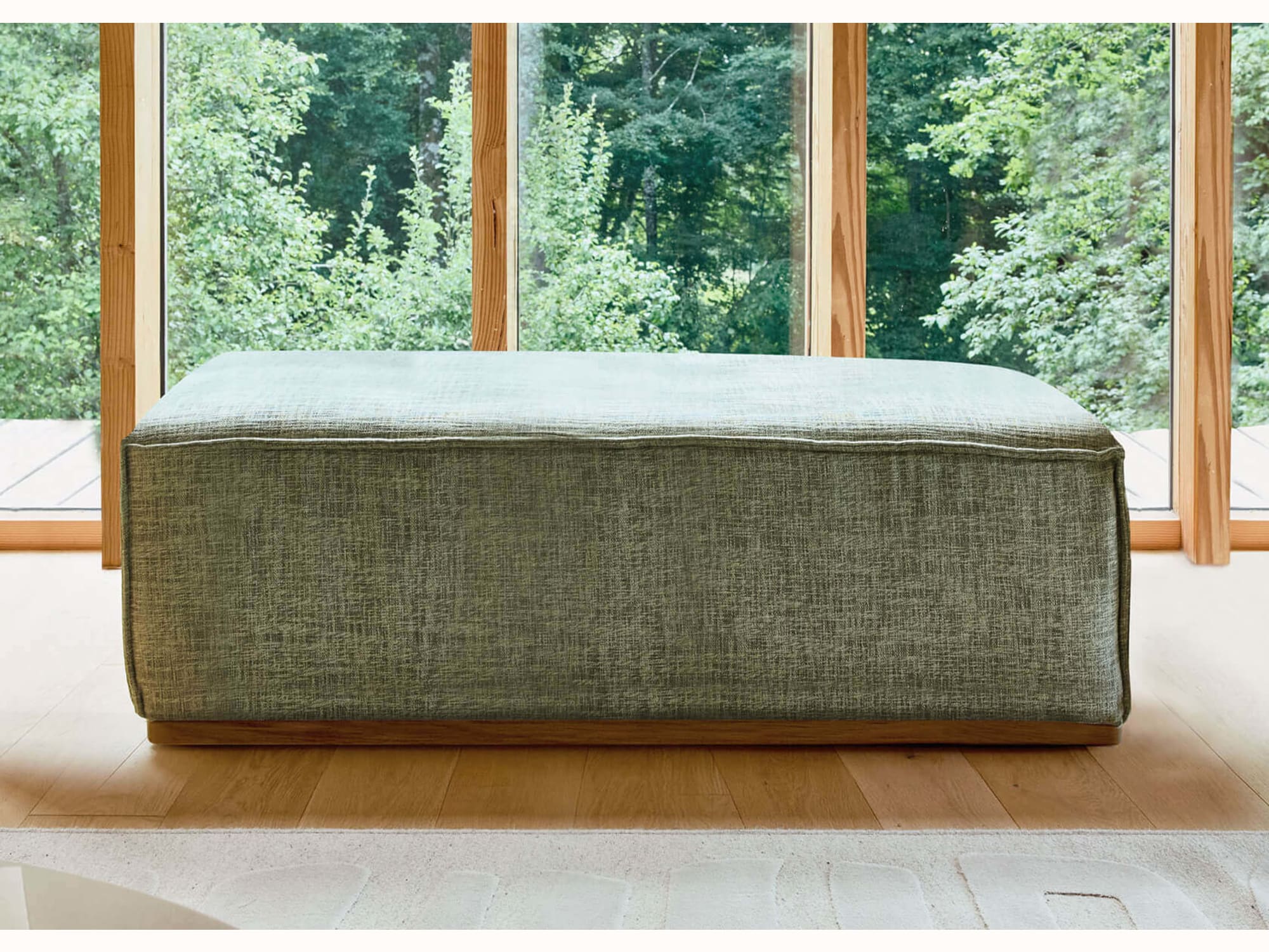 Pouf con base in legno FOLIA