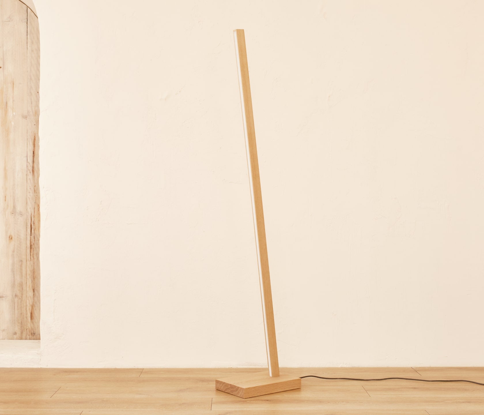Lampada da terra a LED in legno NYNE