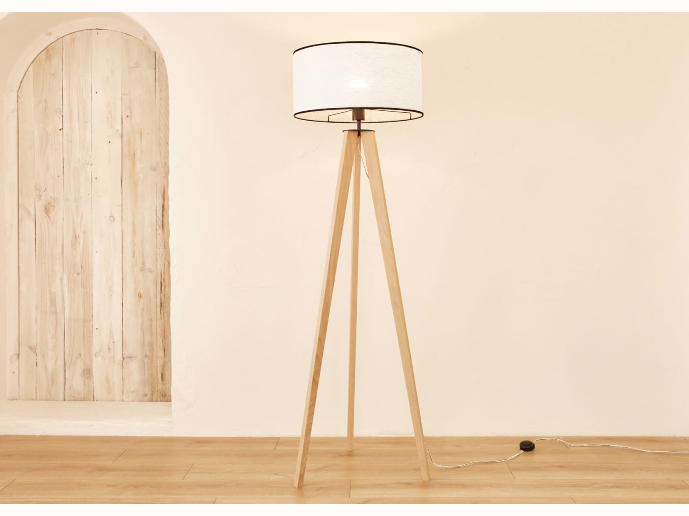 Lampada da terra a treppiede in legno NYA
