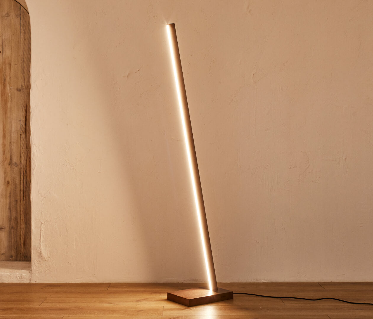 Lampada da terra a LED in legno NYNE