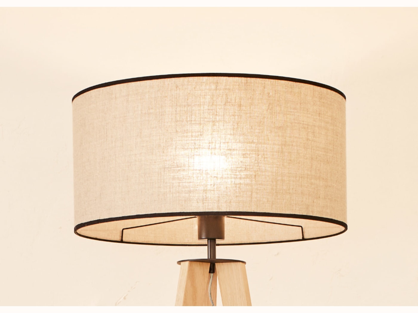 Lampada da terra a treppiede in legno NYA
