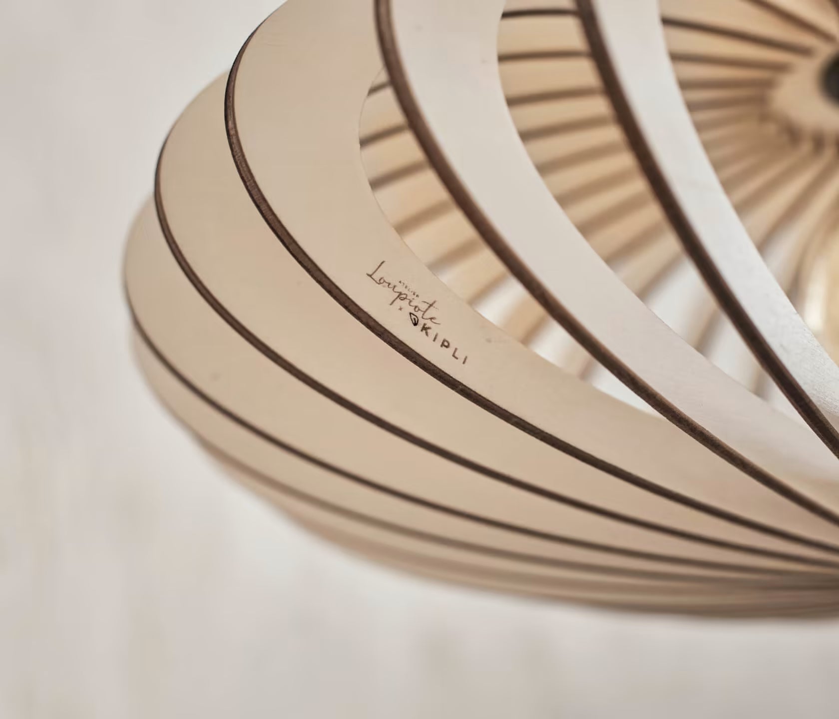 Lampada a sospensione in legno NEO - Atelier Loupiote x Kipli