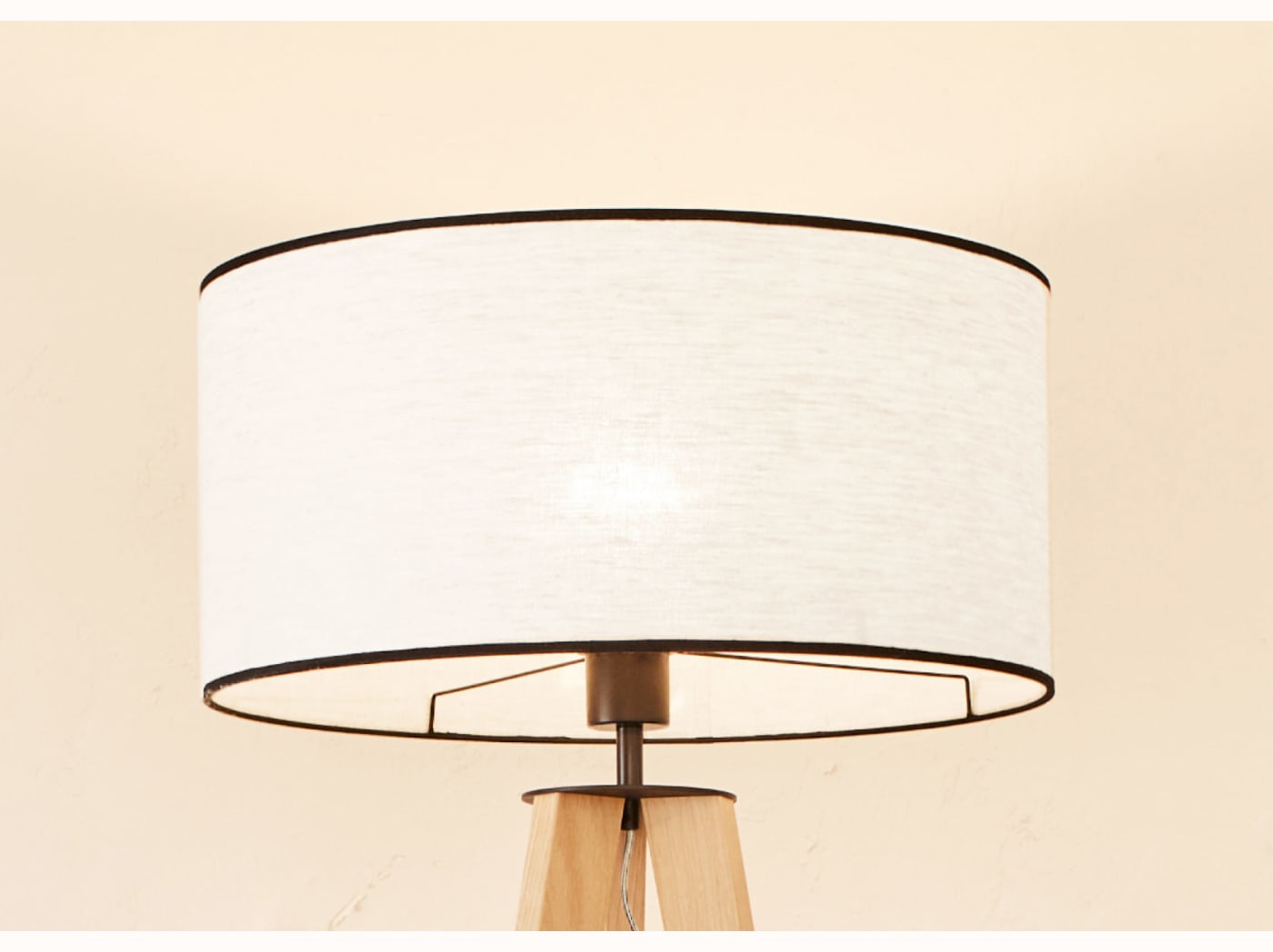 Lampada da terra a treppiede in legno NYA