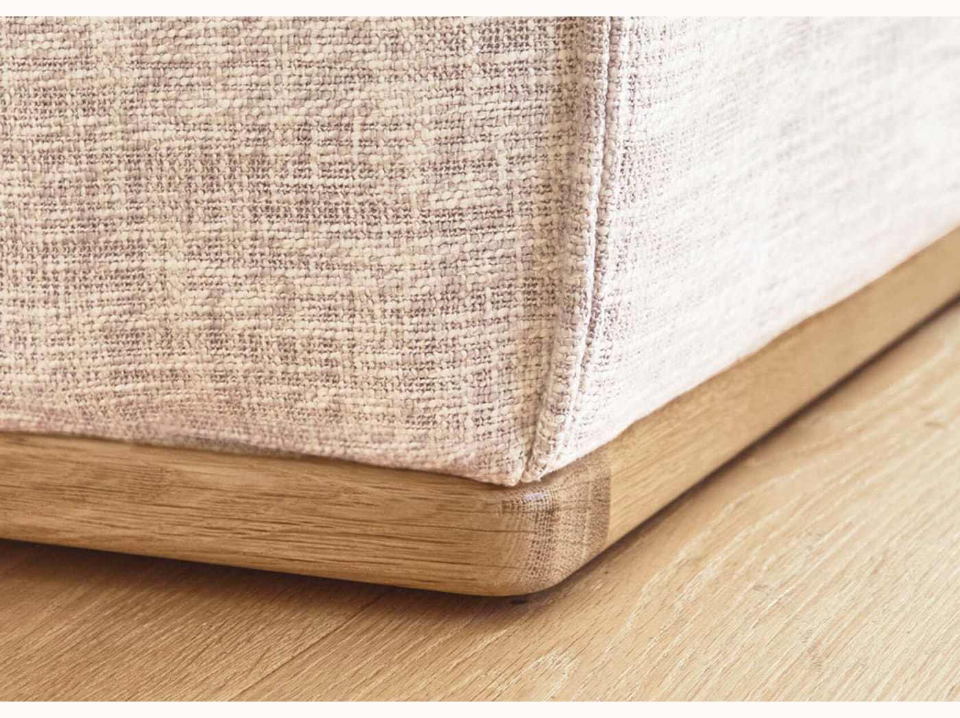 Pouf con base in legno FOLIA