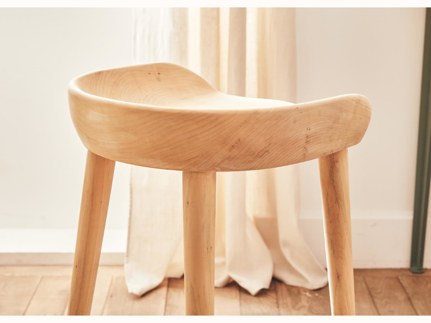 Sgabello in legno LYRA