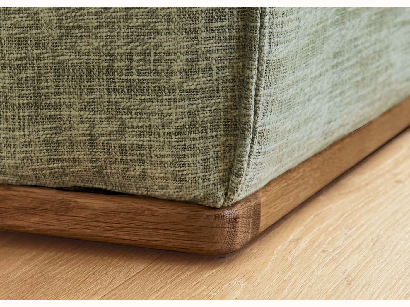 Pouf con base in legno FOLIA