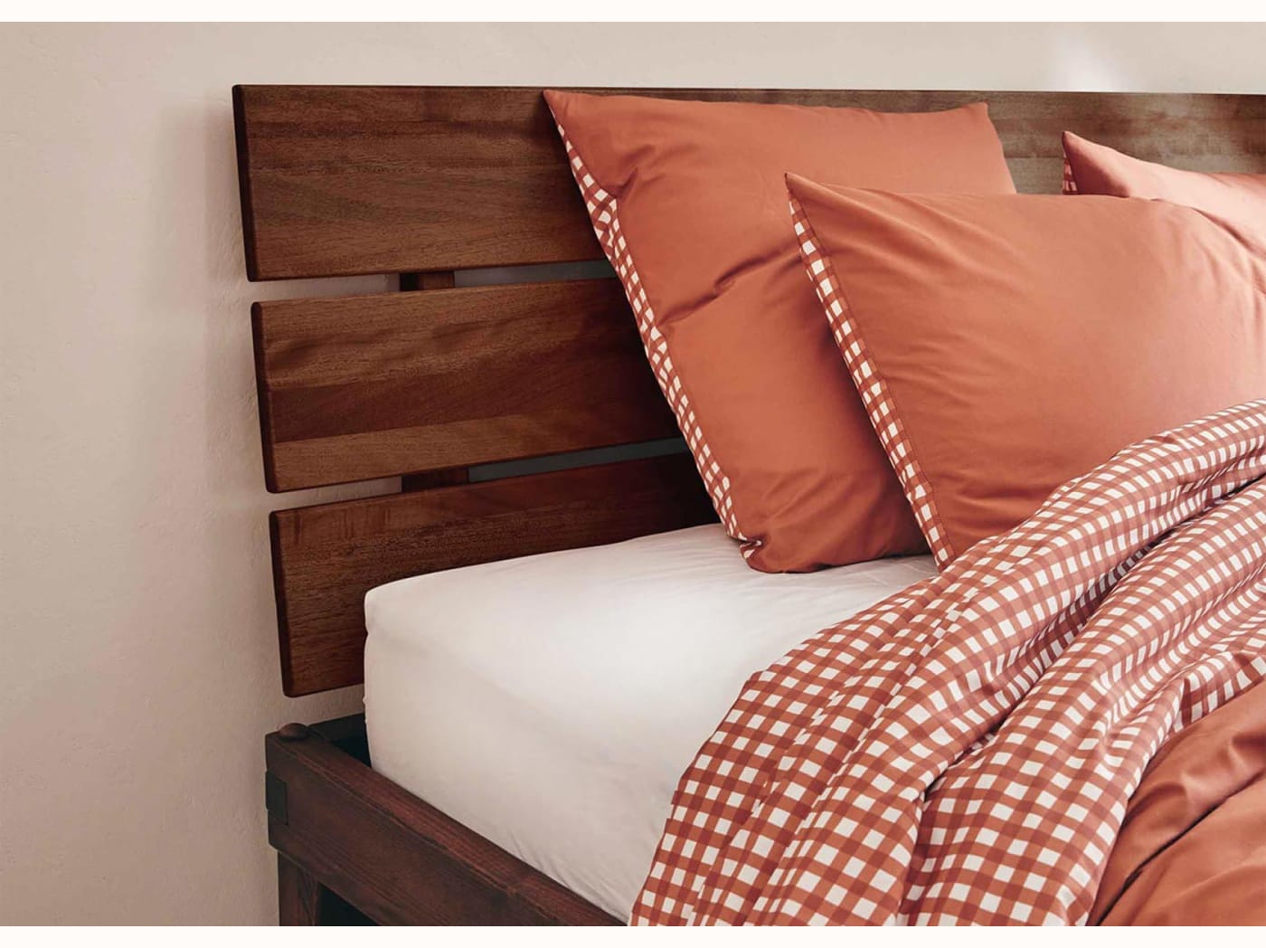 Bett mit Massivholz-Lattenrost LUCA