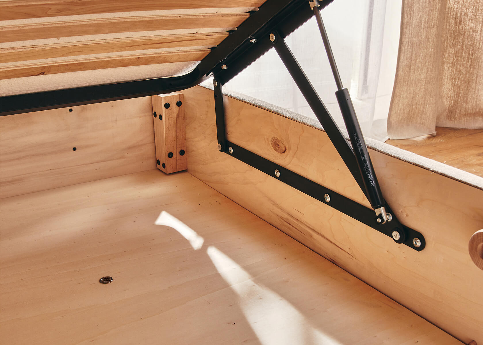 Cama con canapé de madera y lino OTTO