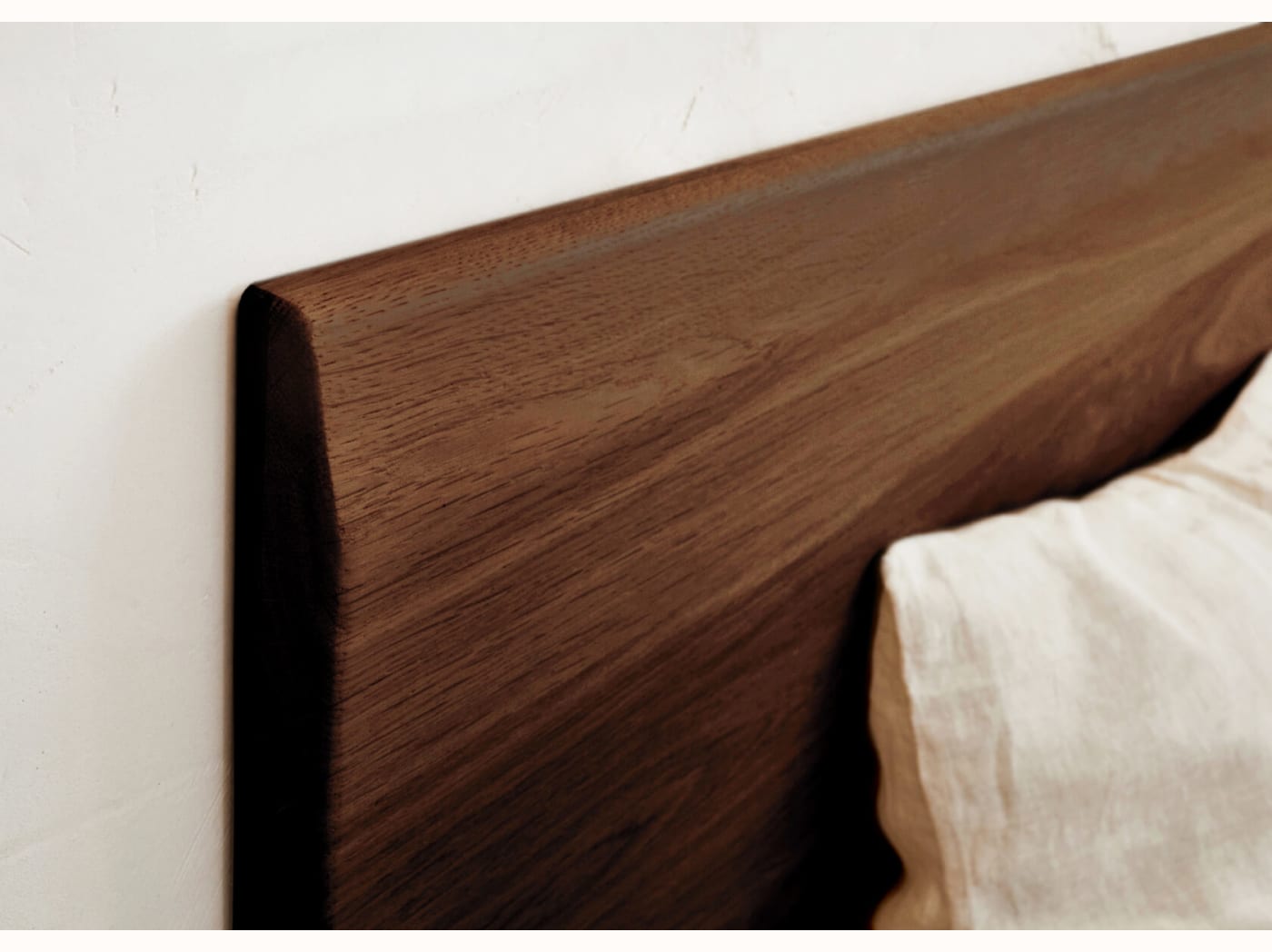 Letto a piattaforma in legno massello LIVIA