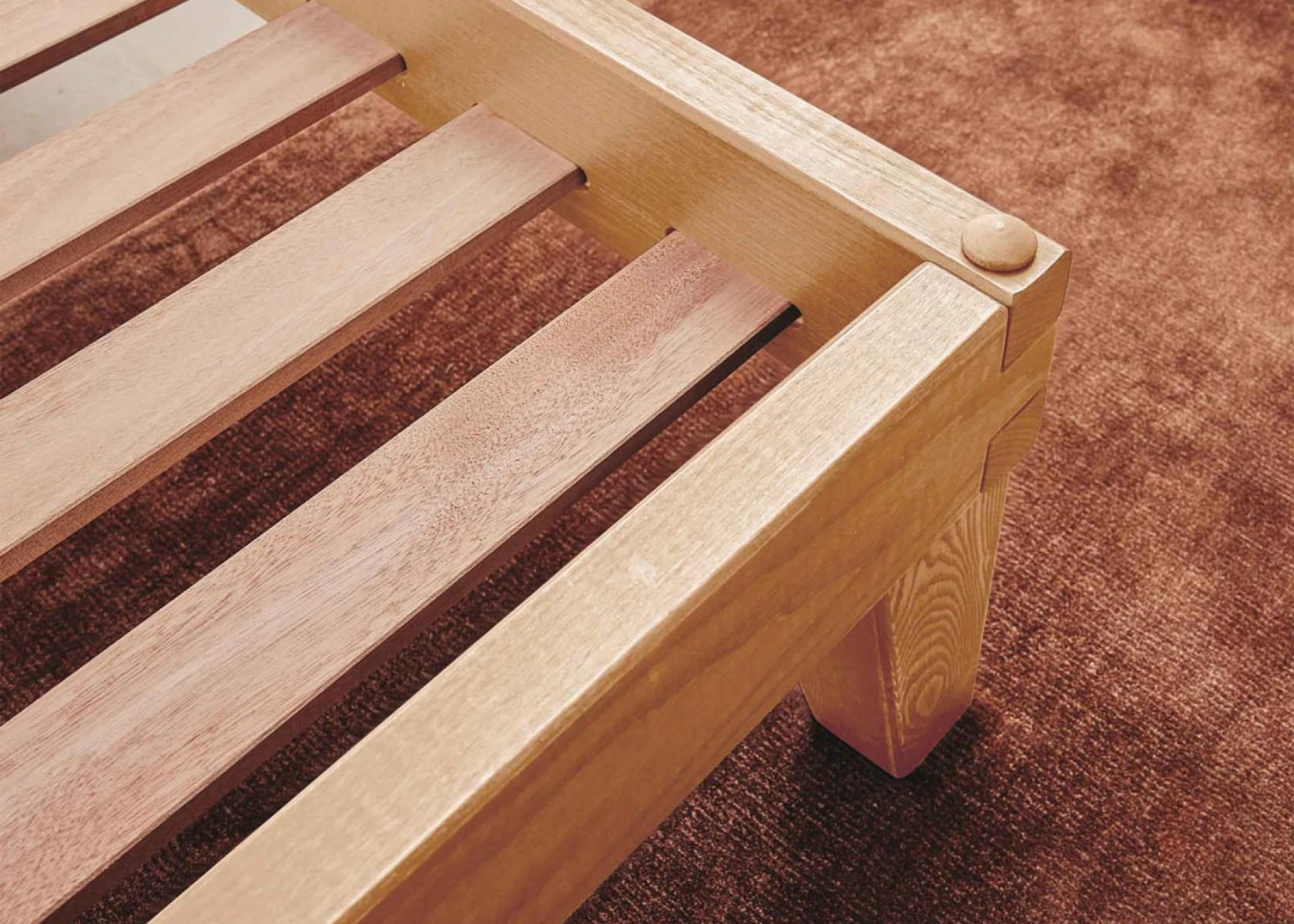 Bett mit Massivholz-Lattenrost LUCA