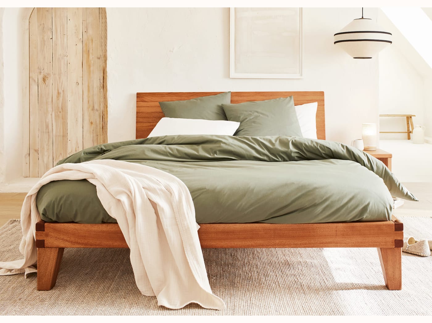 Bett mit Massivholz-Lattenrost LUCA