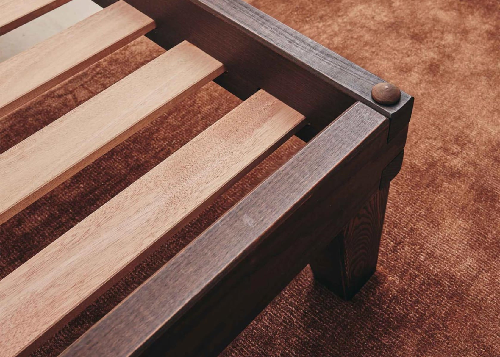 Bett mit Massivholz-Lattenrost LUCA