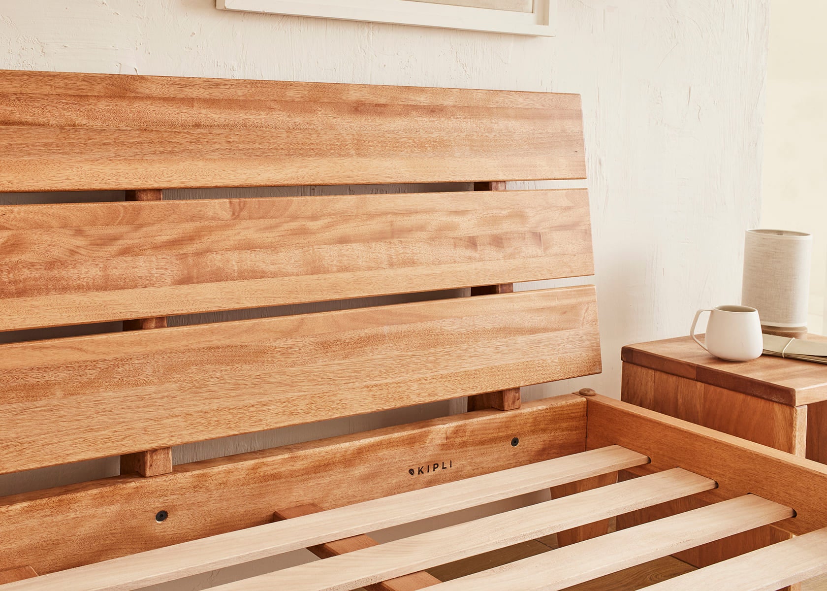 Bett mit Massivholz-Lattenrost LUCA