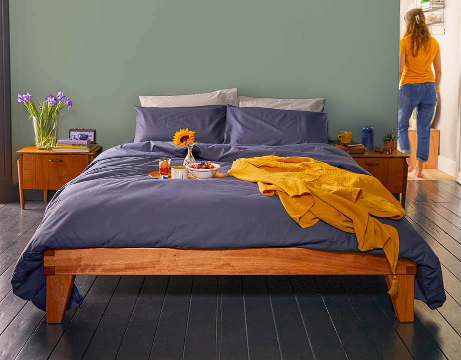 lit sommier en bois avec linge de lit kipli