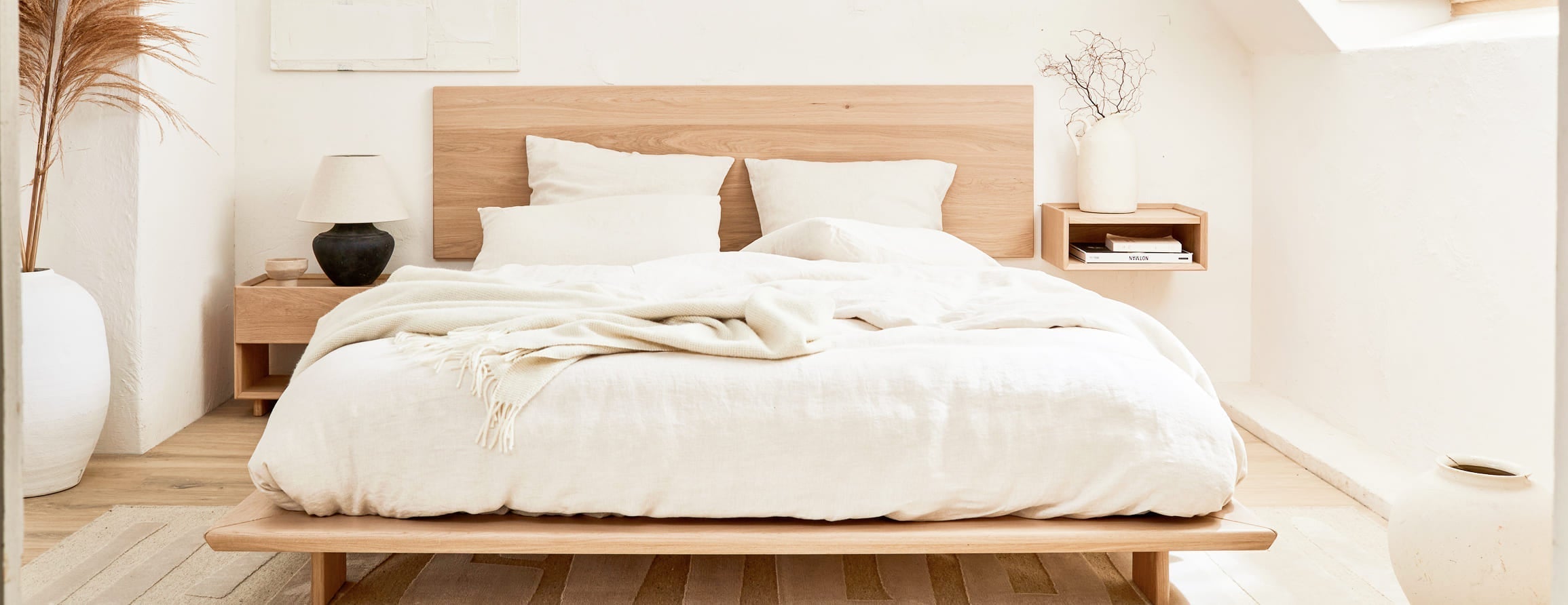 Table de chevet murale ou posée : laquelle pour votre chambre ?