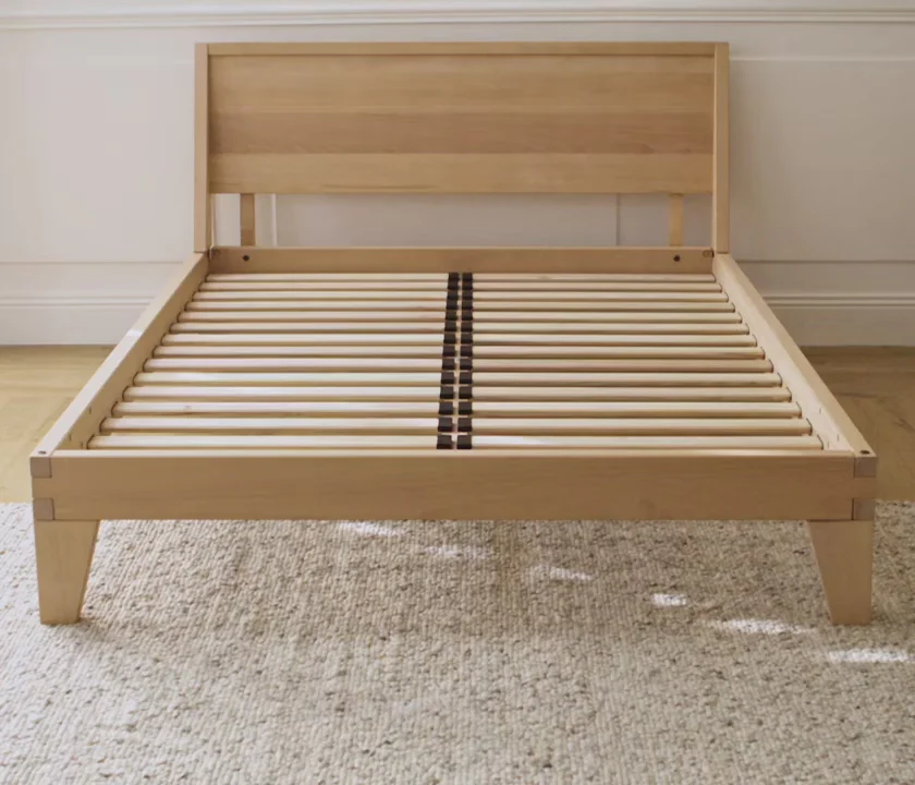 Carica video: Letto in legno massiccio NOVA