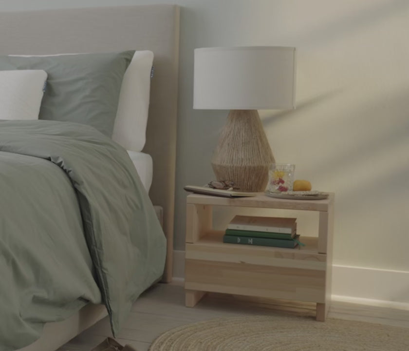 Carica video: Comodino in legno massiccio AVA