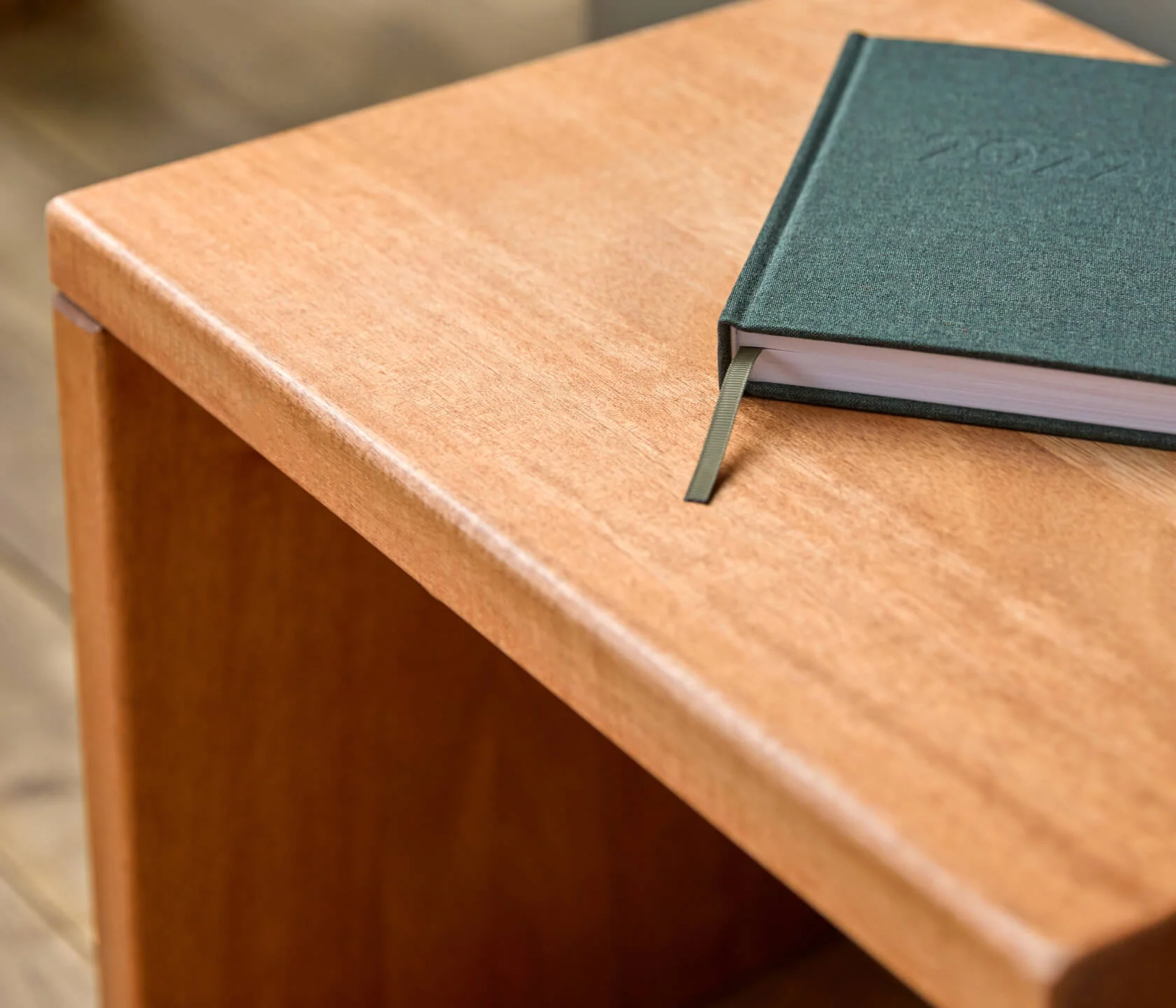 Comodino in legno massiccio LUCA