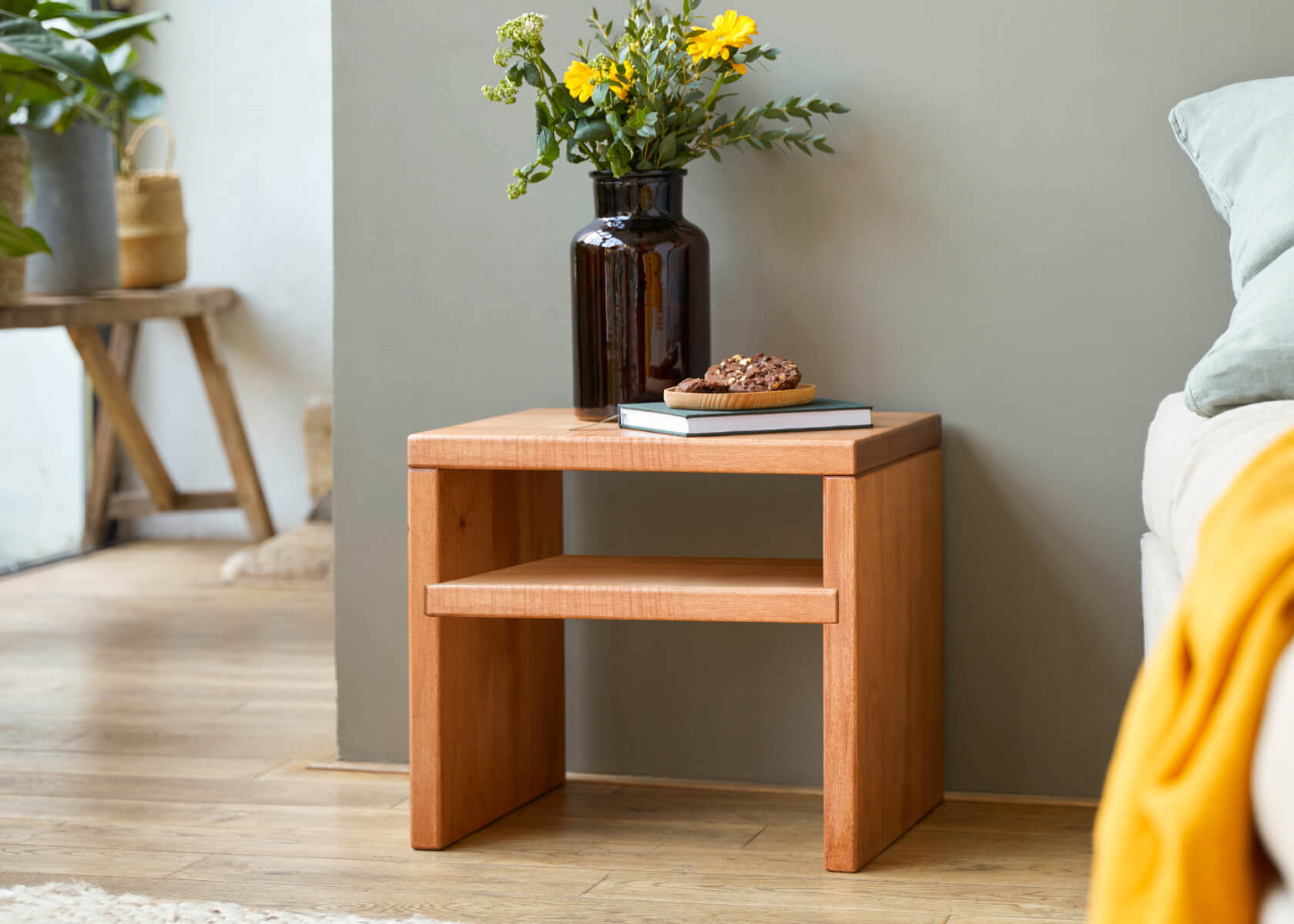 Comodino con ripiano in legno massello LUCA