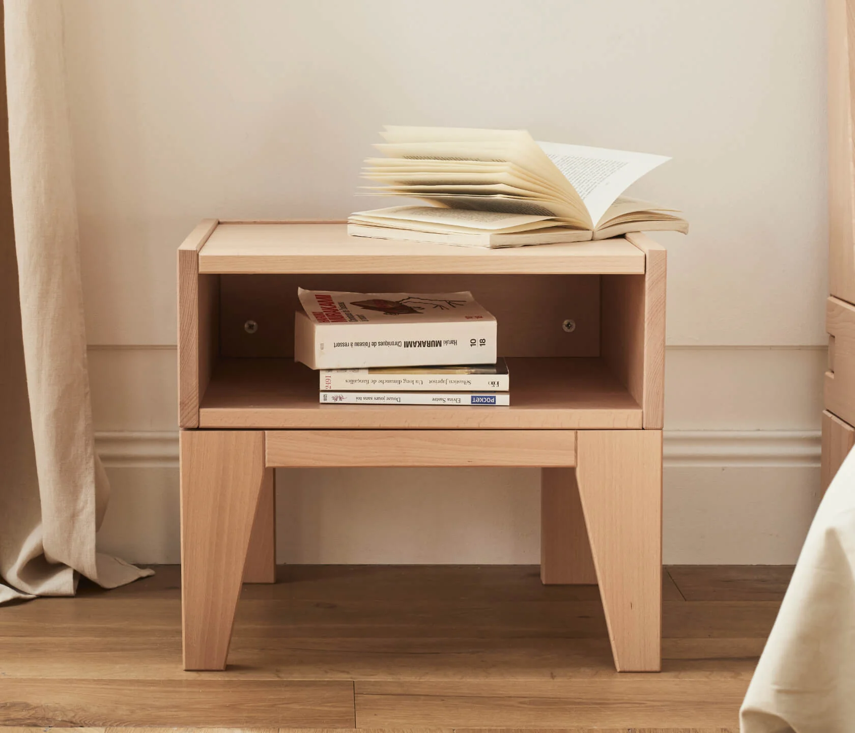 Comodino in legno massiccio NOVA