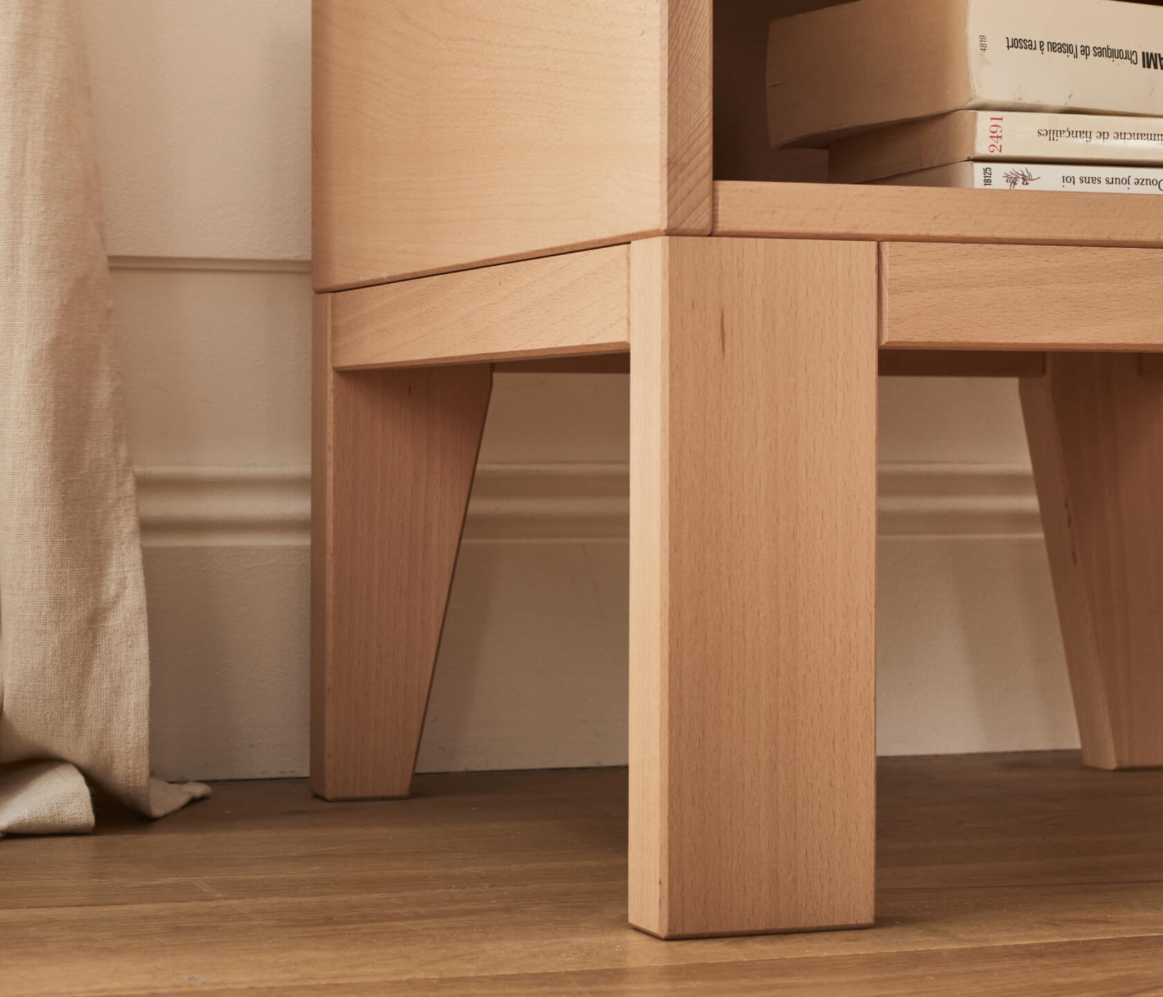 Comodino in legno massiccio NOVA