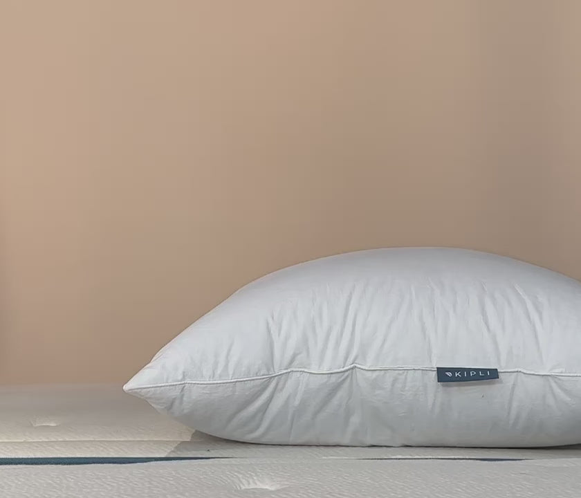 Carica video: Cuscino in piuma e piumino