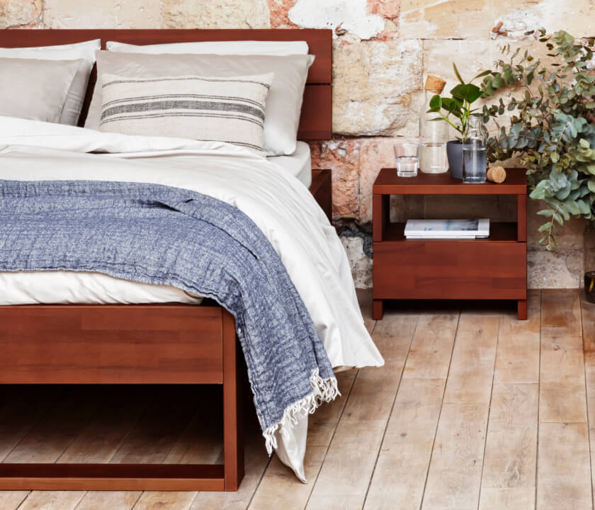 Comodino in legno massiccio AVA