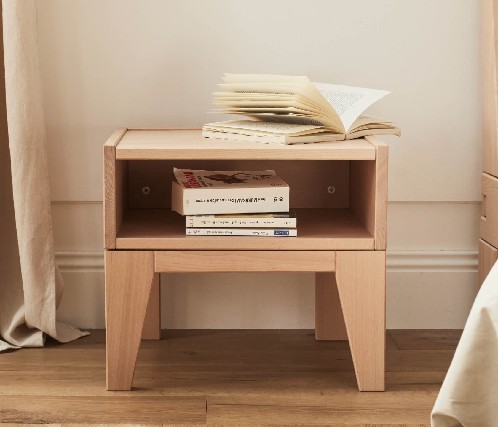 Comodino in legno massiccio NOVA