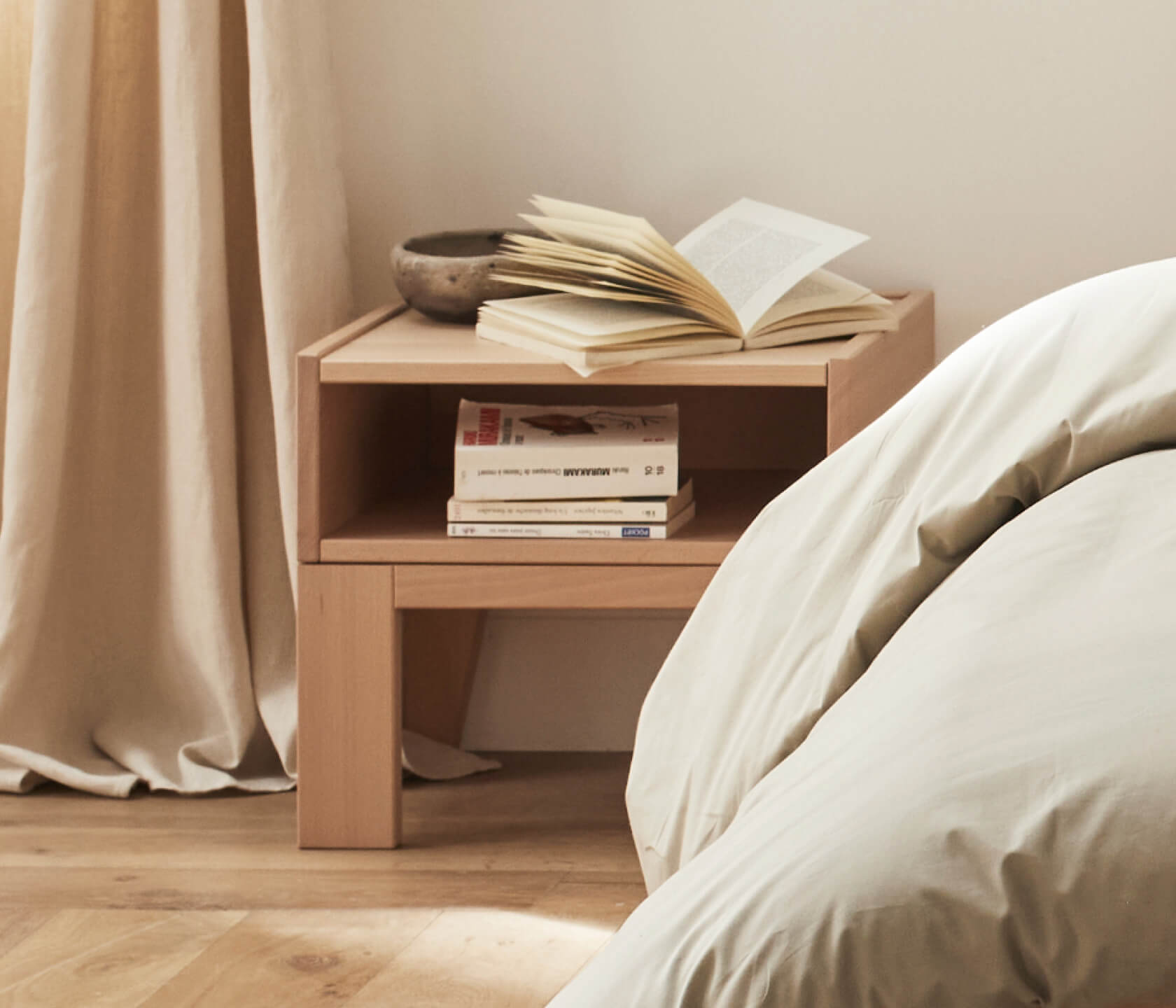 Comodino in legno massiccio NOVA